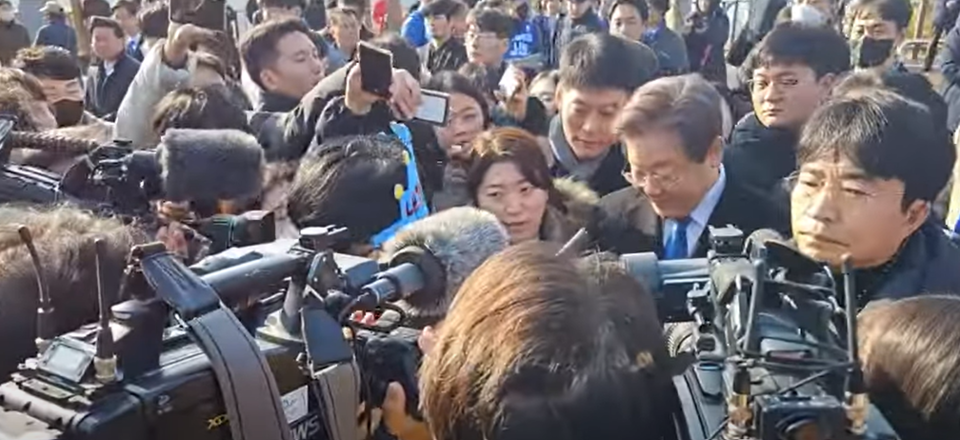 이재명 대표 피습 사건 직전 모습. (사진=유튜브 정양일 TV 캡쳐)
