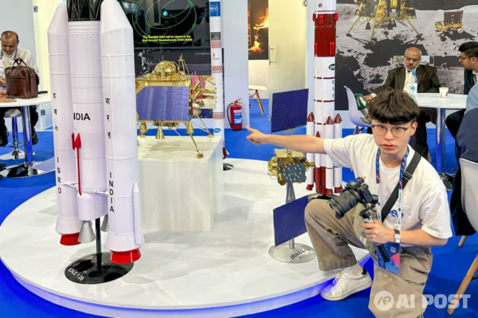 IAC 인도 부스에서 기념사진을 찍고 있는 지식인미나니. (사진=지식인미나니)