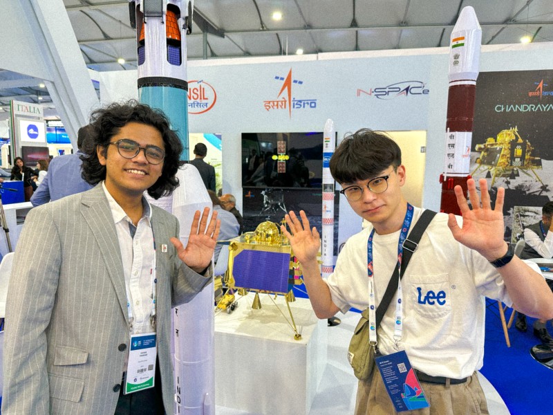 인도 부스에서 우주 기술을 소개하는 연구원(왼쪽). (사진=지식인미나니)