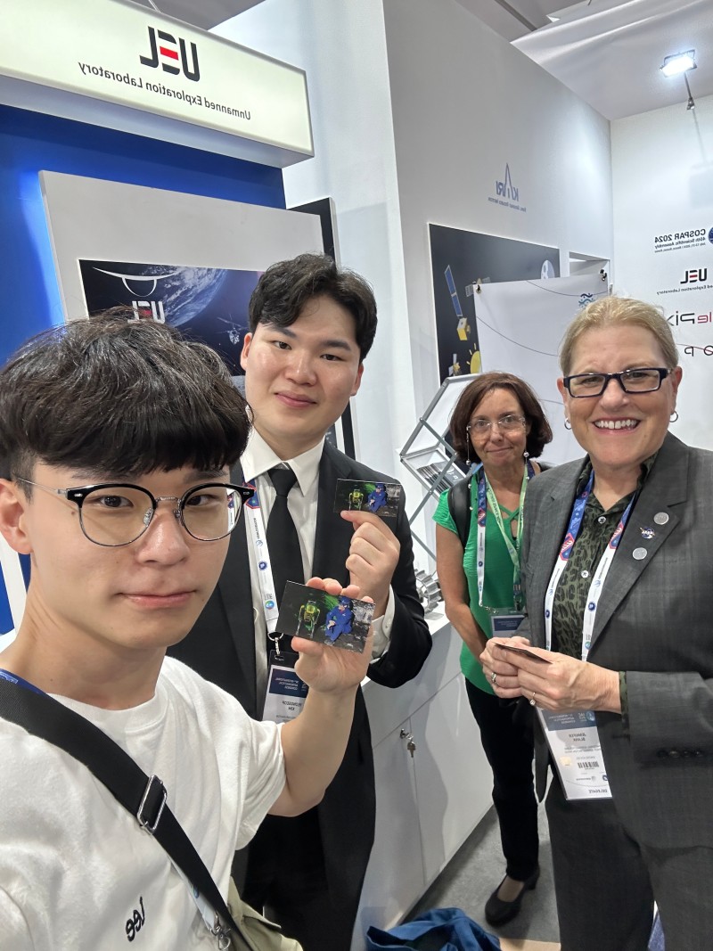 UEL무인탐사연구소 김영섭연구원(왼쪽에서 두 번째)와 NASA 관계자들. (사진=지식인미나니)