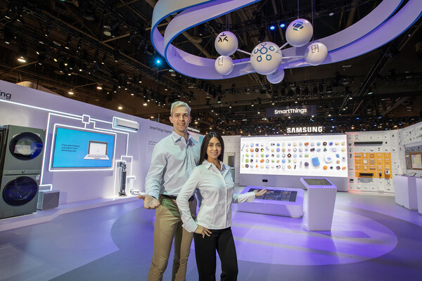 CES 2024가 열리는 미국 라스베이거스 컨벤션 센터에 위치한 삼성전자 전시관에서 삼성전자 모델이 스마트싱스 존을 소개하는 모습. (사진=삼성전자)