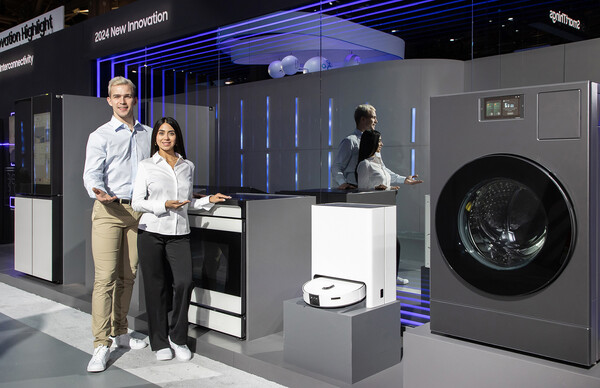 CES 2024가 열리는 미국 라스베이거스 컨벤션 센터에 위치한 삼성전자 전시관에서 삼성전자 모델이 비스포크 AI 가전 제품들을 소개하는 모습. (사진=삼성전자)