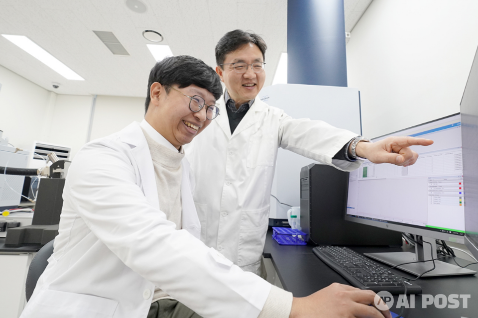 왼쪽부터 송우영 박사후연구원, 김태영 교수. (사진=지스트)