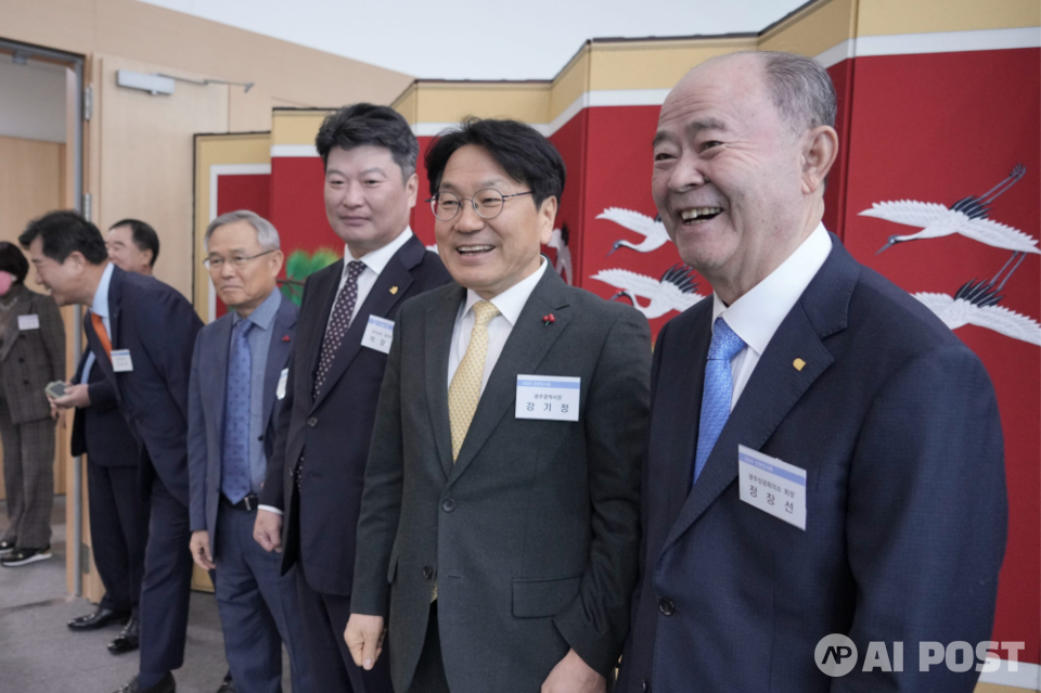 강기정 광주광역시장(오른쪽 두번째)이 지난 3일 오전 서구 김대중컨벤션센터에서 열린 '2024년 광주상공회의소 신년인사회'에서 기관장, 기업인 등 참석자들을 맞이하고 있다. (사진=광주광역시)