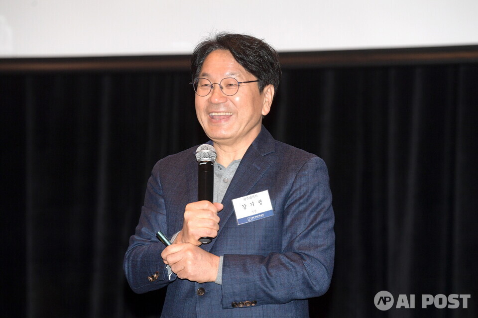 강기정 광주광역시장이 지난 5일 오전 홀리데이인광주호텔에서 열린 '광주경영자총협회 금요조찬포럼'에 참석해 2024년 광주시정 운영방향에 대한 특강을 하고 있다. (사진=광주광역시)