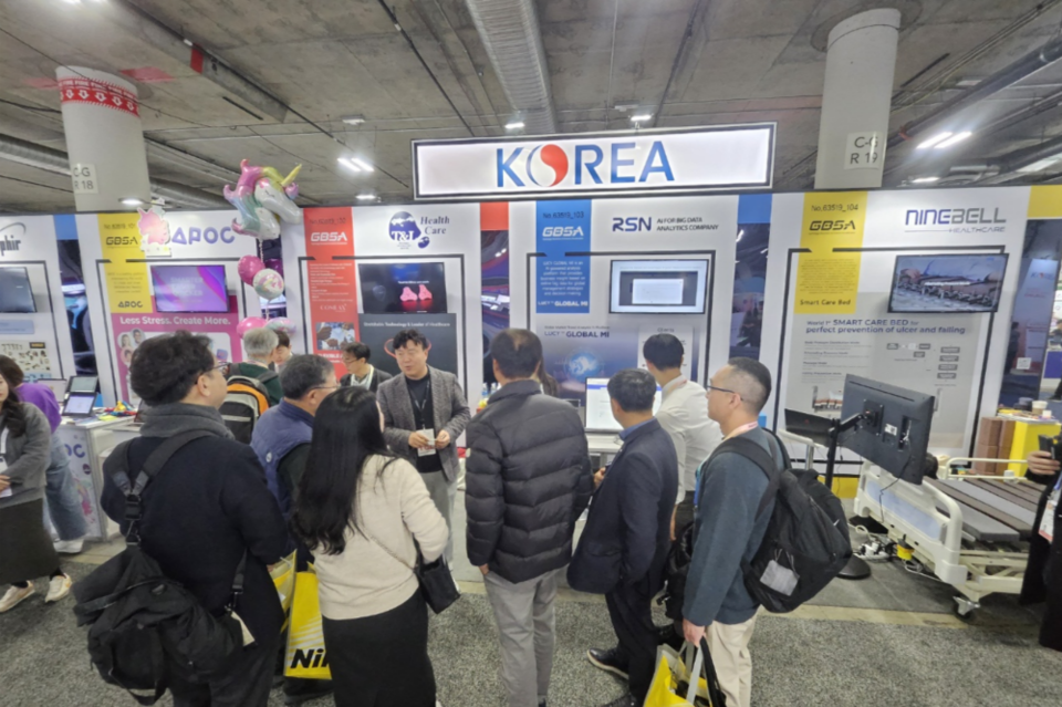 ‘CES 2024’의 알에스엔 부스를 찾은 관람객들이 알에스엔 직원으로부터 제품 설명을 듣고 있다. (사진=알에스엔)