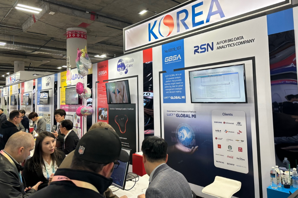 ‘CES 2024’의 알에스엔 부스를 찾은 관람객들이 알에스엔 직원으로부터 제품 설명을 듣고 있다. (사진=알에스엔)