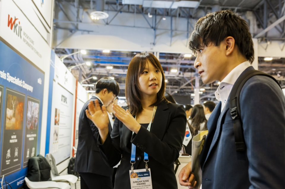 전자정보기기사업단 지원기업인 우경정보기술이 부스를 방문한 관람객에게 자사의 기술을 설명하고 있다. (사진=대구경북지역혁신플랫폼 전자정보기기사업단)