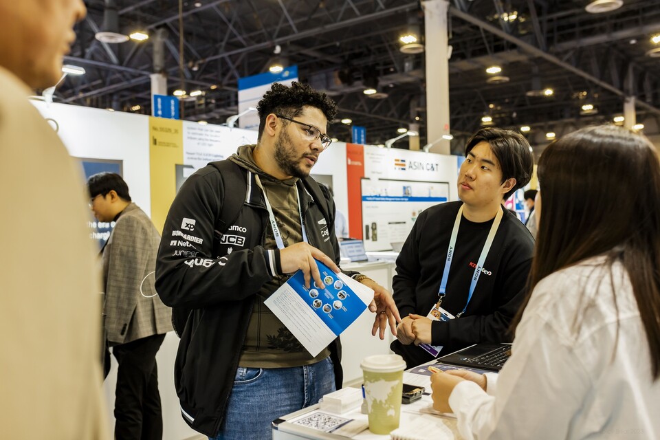 전자정보기기사업단 지원기업이 ‘CES 2024’ 부스를 찾은 관람객에게 자사의 기술을 설명 하고 있다. (사진=대구경북지역혁신플랫폼 전자정보기기사업단)