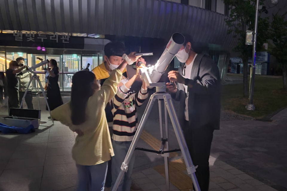 밤하늘 관측대장 프로그램에서 천체관측을 위해 망원경을 조립하고 있는 모습. (사진=국립광주과학관)
