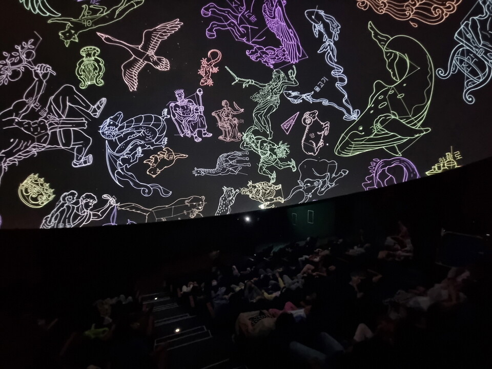 천체투영관을 관람 중인 별빛학교 참가자들. (사진=국립광주과학관)