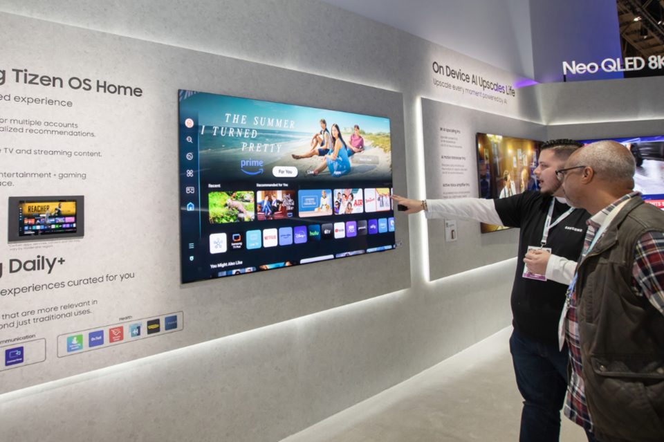 삼성전자 직원이 미국 라스베이거스 컨벤션센터에 마련된 삼성전자 부스에서 관람객에게 삼성 타이젠 OS를 소개하고 있다. (사진=삼성전자)