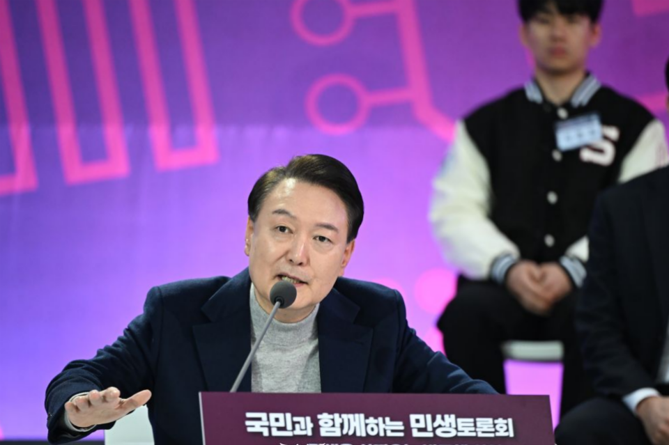 윤석열 대통령이 15일 경기도 수원 장안구 성균관대학교에서 자연과학캠퍼스 반도체관에서 '민생을 살찌우는 반도체 산업' 주제로 열린 세 번째 국민과 함께하는 민생토론회에서 반도체 산업 육성 전략에 대해 발언하고 있다. (사진=대통령실)