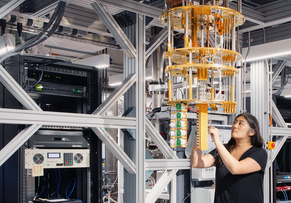 美 IBM 왓슨 연구소 소속 마이카 타키타(Maika Takita) 박사가 장비를 살피고 있다.(사진=IBM)