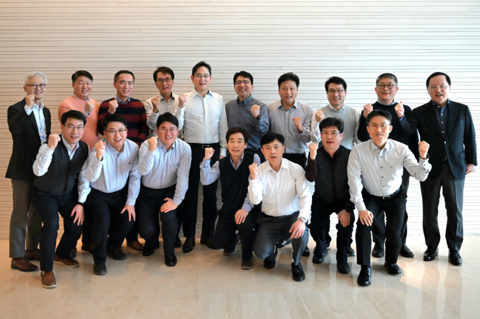 이재용 회장과 참석자들이 삼성전자 서초사옥에서 명장 간담회를 가진 뒤 기념 촬영을 하고 있다. (사진=삼성전자)