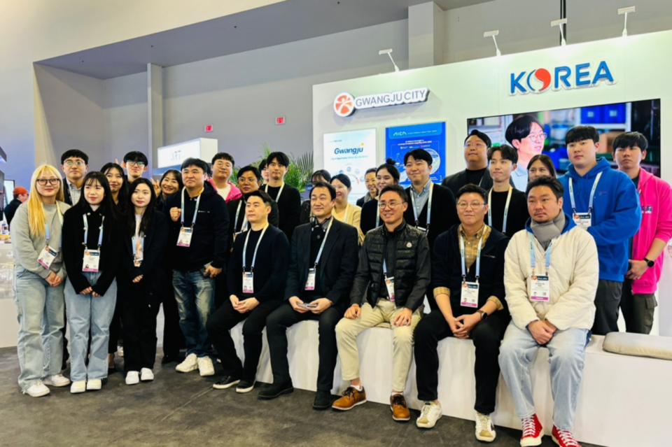 CES 2024에 참가한 광주 기업인들이 기념사진을 찍고 있다. (사진=광주광역시)