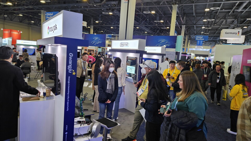 CES 2024에서 해외 참관객에게 기술을 소개하는 광주 기업들. (사진=광주광역시0