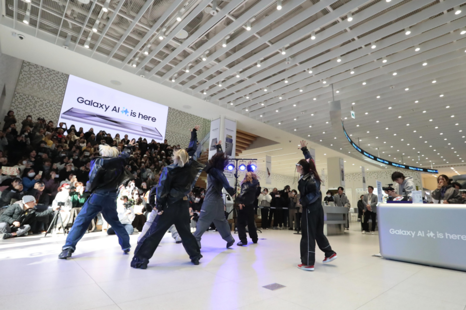 갤럭시S24 언팩 당일(18일) 삼성스토어 홍대에서 개최된 ‘댄스 쇼케이스’에서 인기 프로그램 ‘스트릿 우먼 파이터2’에 출연한 ‘울플러’가 공연을 선보이고 있다. (사진=삼성전자)