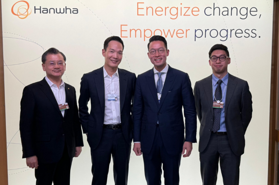 왼쪽부터 한화생명 여승주 대표이사 부회장, 한화생명 김동원 사장, 인도네시아 리포그룹의 존 리아디(John Riady) 대표가 다보스포럼에서 기념 촬영을 하고 있다. (사진=한화생명)