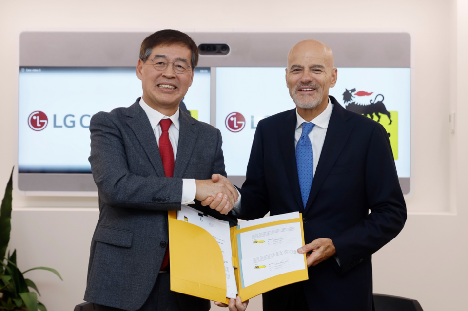 왼쪽부터 LG화학 신학철 부회장과 이엔아이(ENI) CEO 클라우디오 데스칼지(Claudio Descalzi)가 차세대 바이오 오일(HVO) 합작법인 설립을 위한 본계약을 체결하고 기념 촬영을 하고 있다. (사진=LG화학)