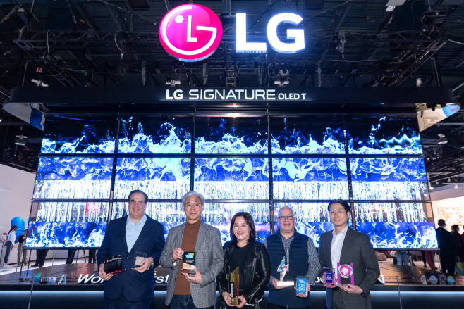 LG전자가 선보인 세계 최초의 무선 투명 올레드 TV 'LG 시그니처 올레드 T'가 CES 2024의 공식 어워드에서 '최고상'을 수상했다. (사진=LG전자)