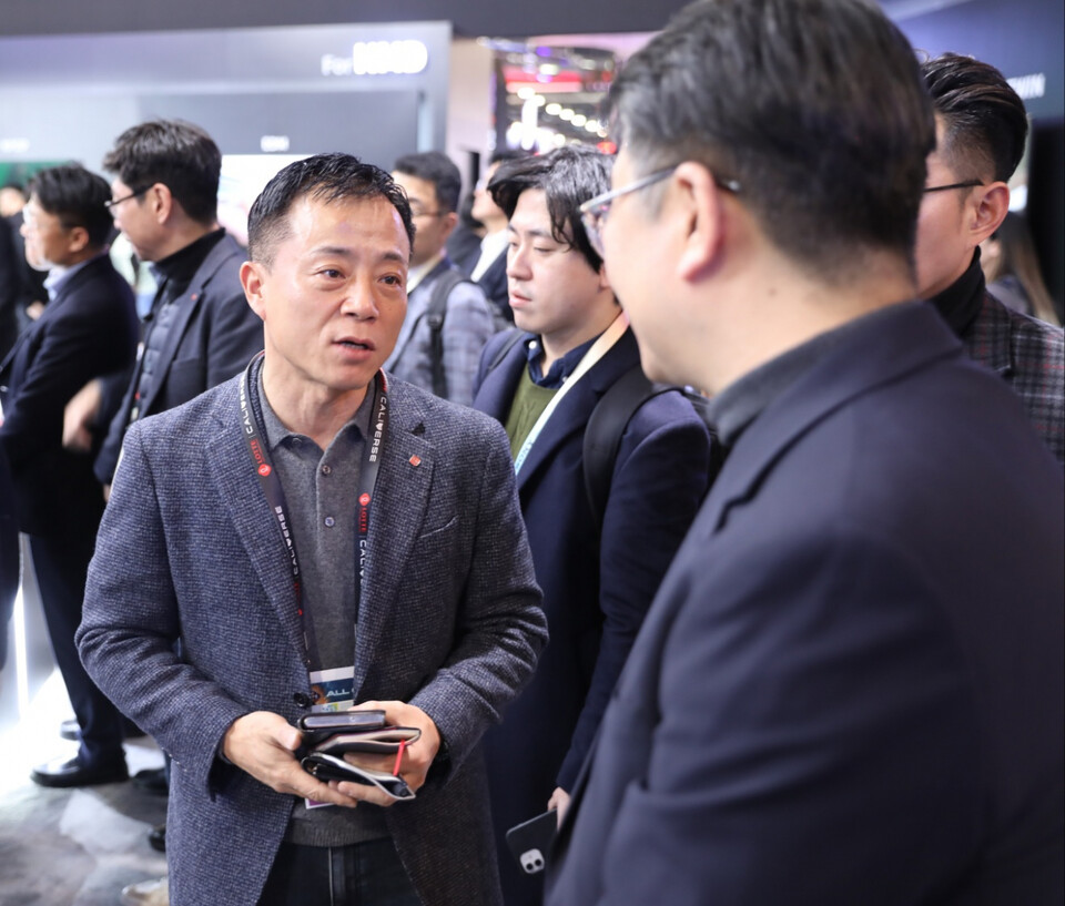 고두영 롯데정보통신 대표이사가 CES2024 현장을 둘러보고 있다. (사진=롯데정보통신)