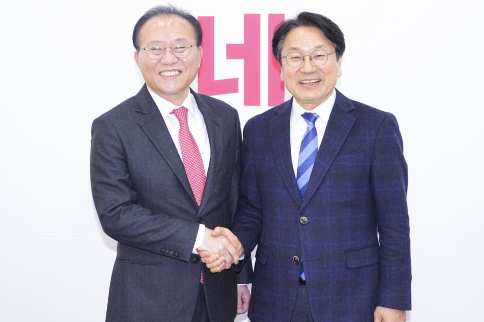 강기정 광주광역시장은 22일 오전 서울 국회를 방문해 윤재옥 국민의힘 원내대표와 만나 달빛철도 특별법이 1월 임시국회에서 반드시 통과될 수 있도록 협조를 요청했다. (사진=광주광역시)