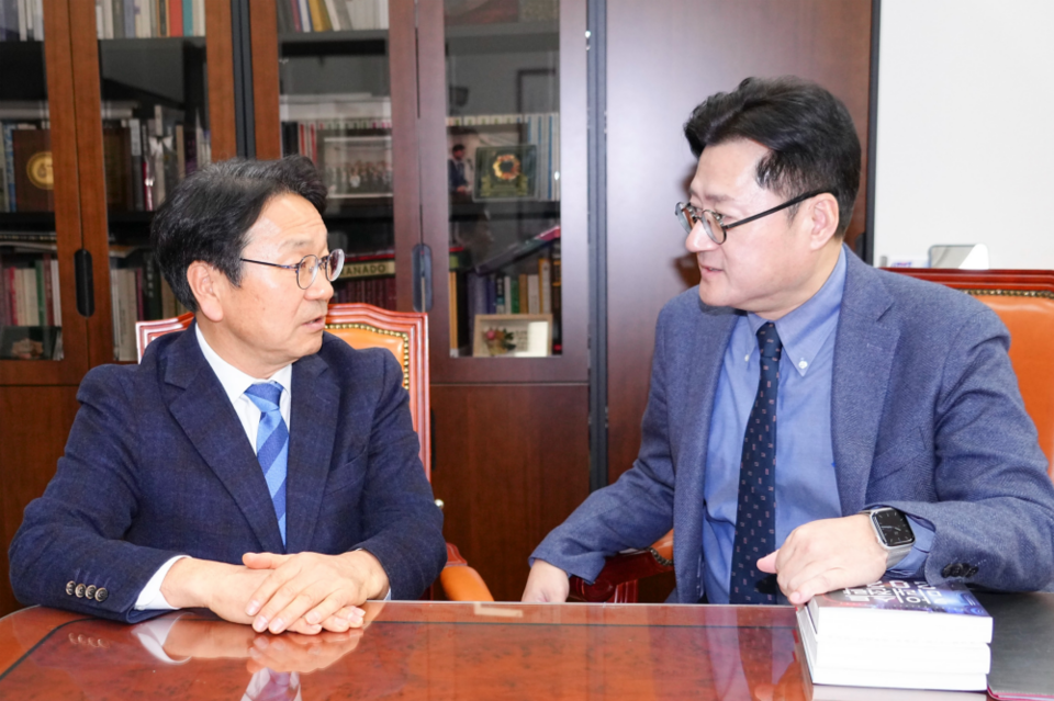 강기정 광주광역시장은 22일 오전 서울 국회를 방문해 홍익표 더불어민주당 원내대표와 만나 달빛철도 특별법이 1월 임시국회에서 반드시 통과될 수 있도록 협조를 요청했다. (사진=광주광역시)