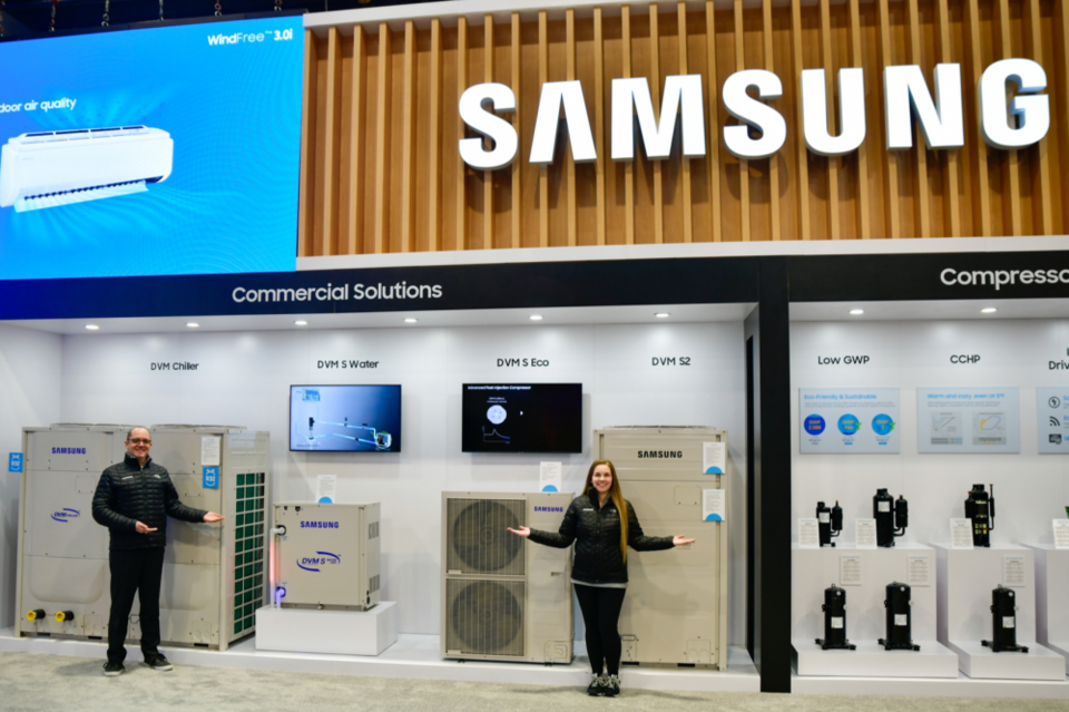 삼성전자가 미국 시카고에서 개최되는 북미 최대 공조 전시회 ‘AHR 엑스포’에 참가해 혁신적인 공조 솔루션을 선보인다. 삼성전자 모델이 DVM 라인업을 소개하고 있는 모습. (사진=삼성전자)