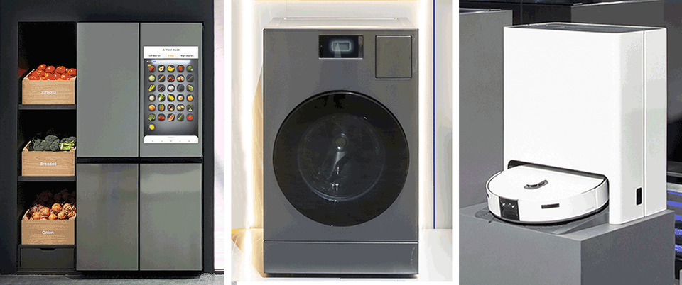 CES 2024에서 전시된 비스포크 AI 가전. (좌측부터) 비스포크 냉장고 패밀리허브 플러스, 비스포크 AI 콤보, 비스포크 제트 봇 콤보. (사진=삼성전자 뉴스룸)