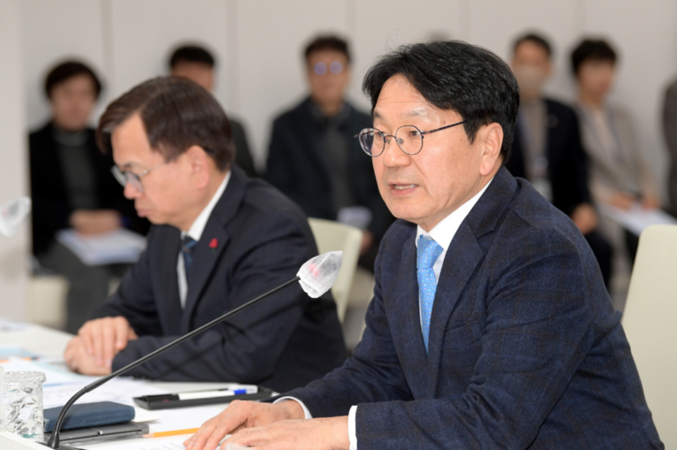 강기정 광주광역시장이 24일 오후 시청 중회의실에서 열린 '2024 정책주제별 업무보고회'에 참석해 경제분야 자유토론을 하고 있다. (사진=광주광역시)