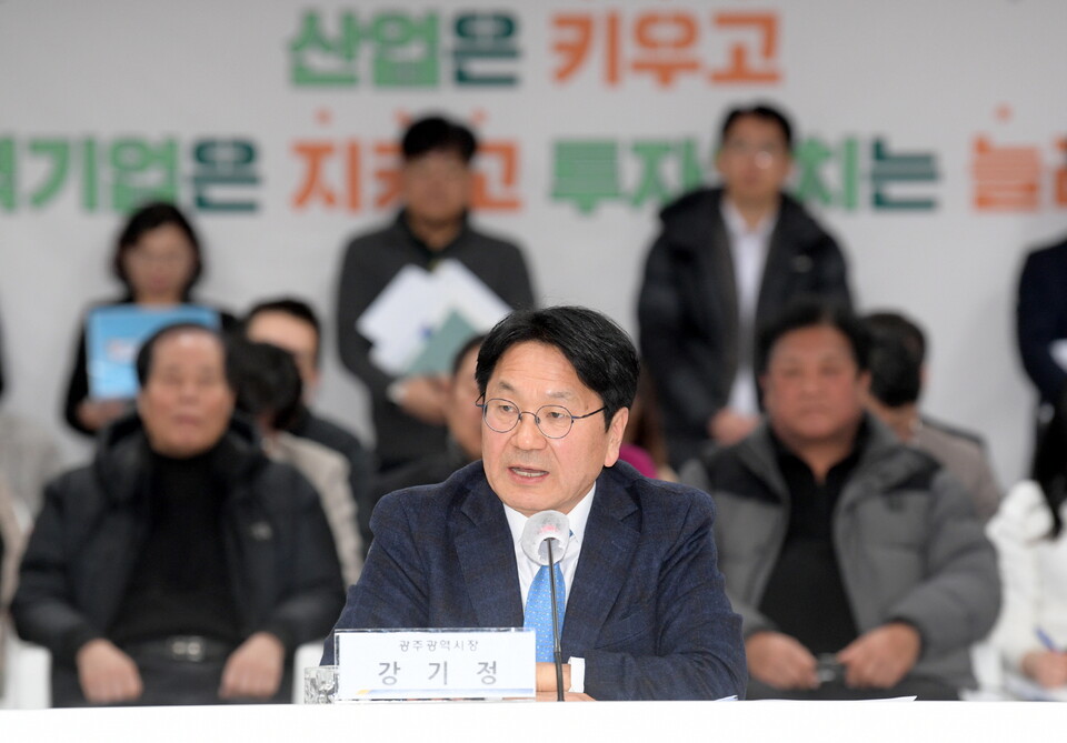 강기정 광주광역시장이 24일 오후 시청 중회의실에서 열린 '2024 정책주제별 업무보고회'에 참석해 경제분야 자유토론을 하고 있다. (사진=광주광역시)