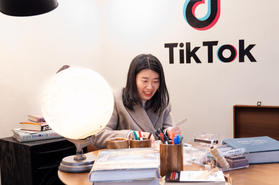 작가 정세랑이 부산 보수동 책방 골목의 틱톡 #BookTok 팝업 스토어를 찾아 프로그램을 체험하고 있다. (사진=틱톡)