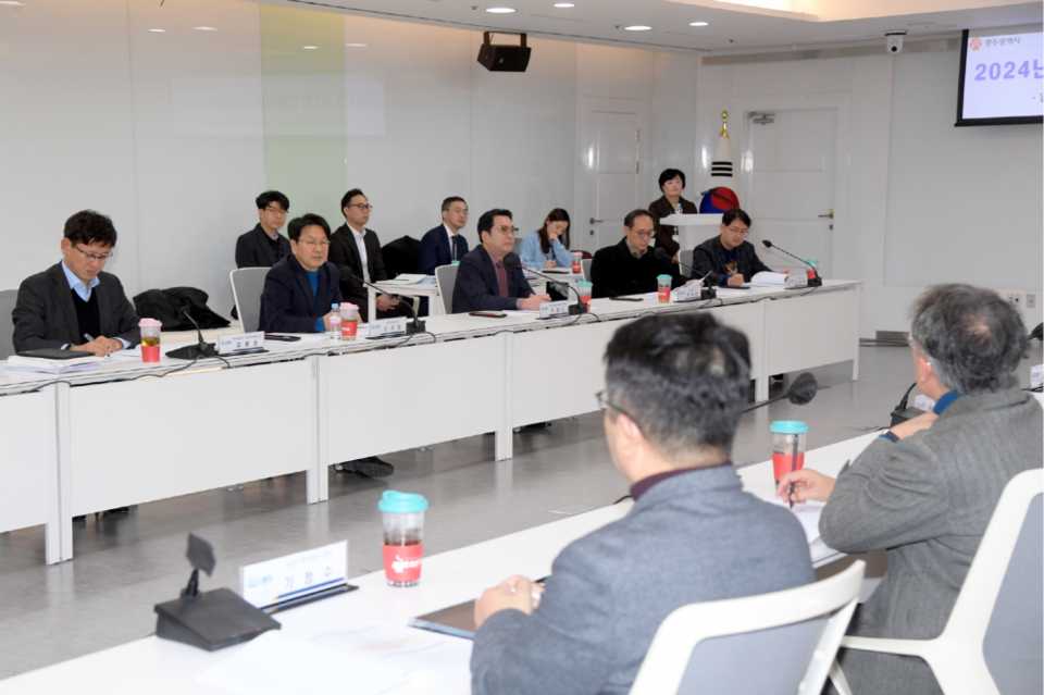 강기정 광주광역시장이 25일 오후 시청 소회의실에서 열린 '제2기 인공지능산업위원회 회의'에 참석해 인사말을 하고 있다. (사진=광주광역시)