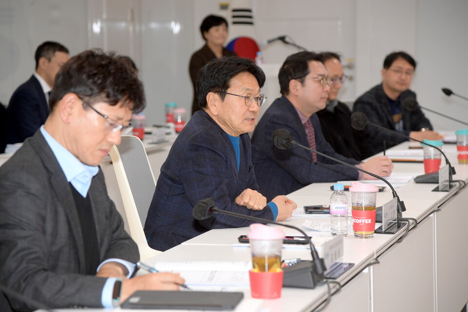 강기정 광주광역시장이 25일 오후 시청 소회의실에서 열린 '제2기 인공지능산업위원회 회의'에 참석해 인사말을 하고 있다. (사진=광주광역시)