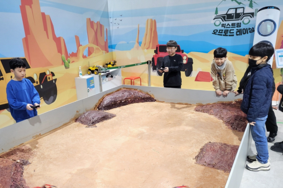 자동차 특별전을 체험하는 어린이들. (사진=국립광주과학관)