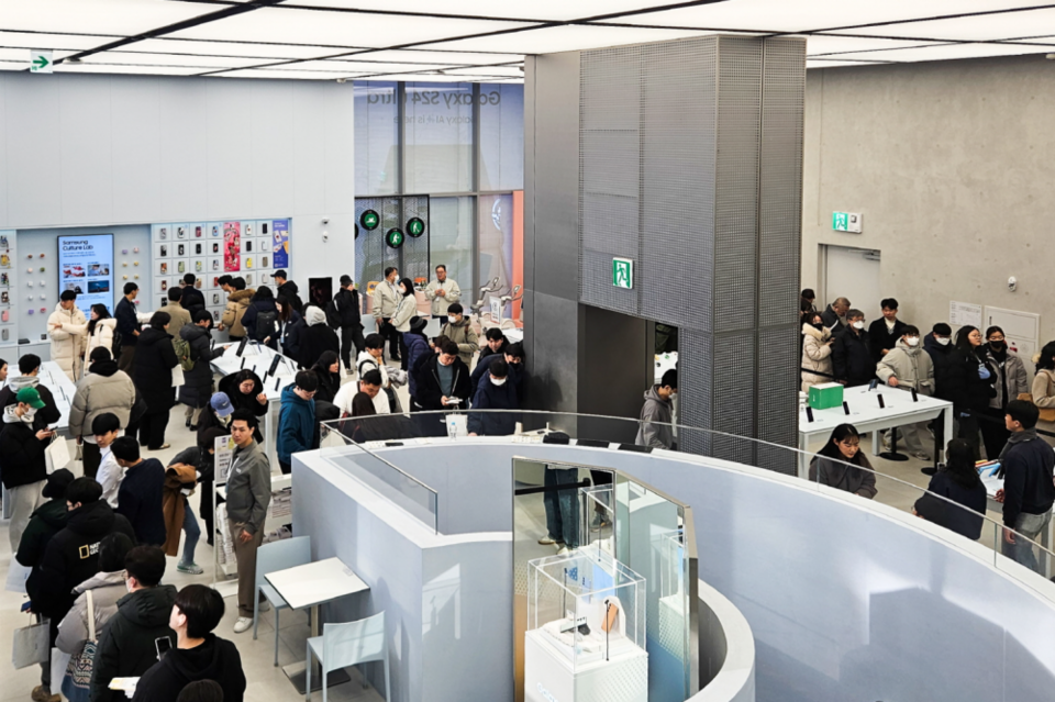 26일 ‘갤럭시 S24 시리즈’ 사전 개통을 위해 서울시 서초구 ‘삼성 강남’을 방문한 예약자 대기 행렬. (사진=삼성전자)