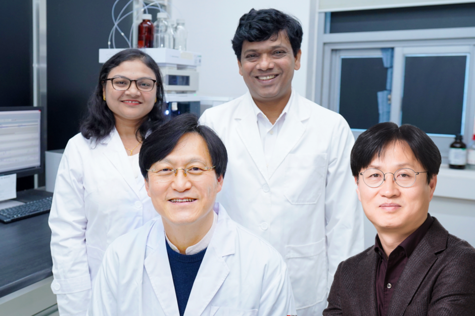 앞줄 왼쪽부터 시계반대 방향으로 GIST 안진희 교수((주)제이디바이오사이언스 대표), KAIST 김하일 교수, GIST 파기레 연구원, GIST 수바나 연구원. (사진=지스트)