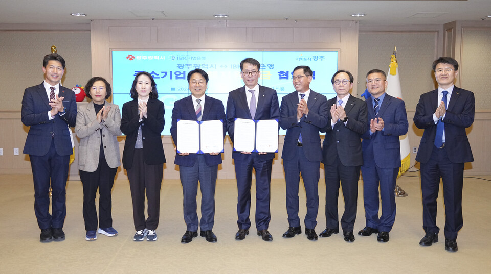 강기정 광주광역시장이 29일 오후 시청 비즈니스룸에서 김성태 IBK기업은행장과 중소기업 동행지원자금 협약을 체결하고 있다. (사진=광주광역시)