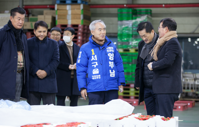 양부남 예비후보가 지난 16일 광주시 서구 시설관리공단 생활환경센터와 매월동 서부농수산물도매시장을 방문하는 등 민생행보를 펼치고 있다. (사진=양부남 예비후보 사무실)