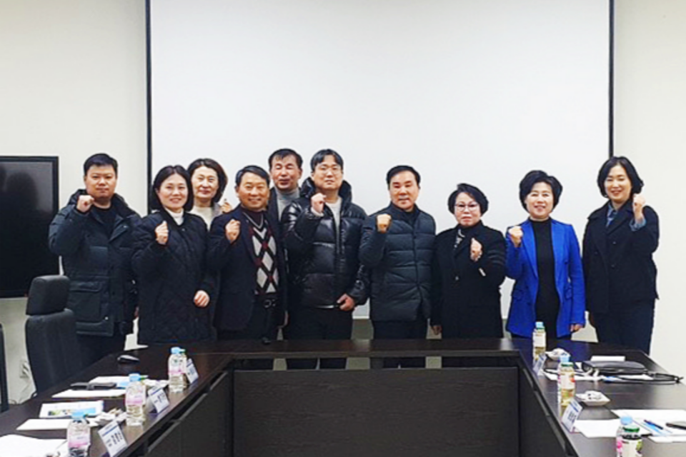 GIST 고령친화산업지원센터와 제주특별자치도의회가 고령친화산업 협력 방안을 논의한 후 기념촬영을 하고 있다. (사진=지스트)