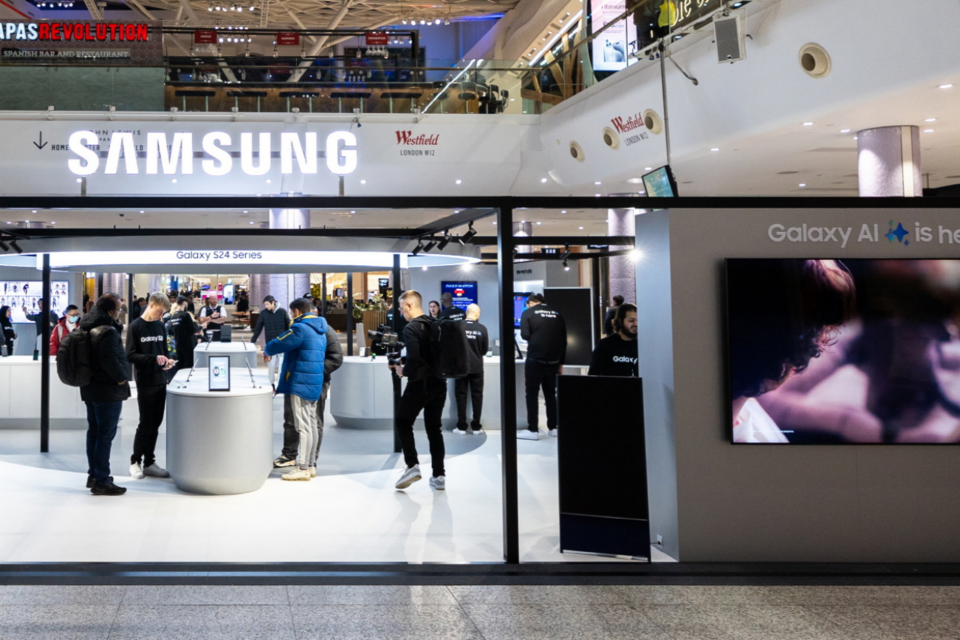 19일 영국 런던 웨스트필드 쇼핑몰에 마련된 ‘갤럭시 S24 시리즈’ 체험 공간에서 현지 소비자들이 제품을 체험하고 있다. (사진=삼성전자)