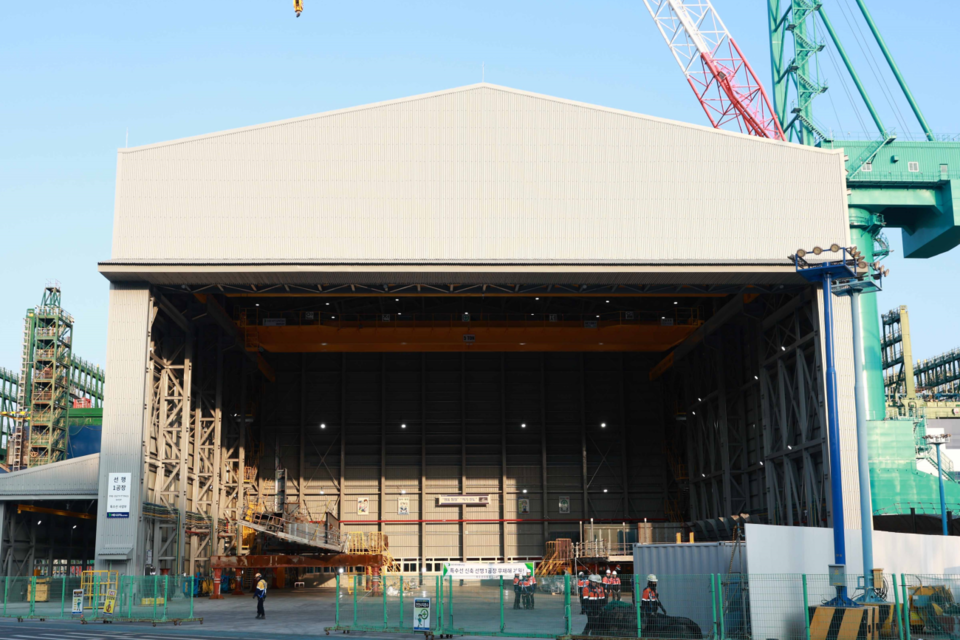HD현대중공업이 최근 특수선사업부에 새롭게 조성한 고정식 대형 쉘터(Shelter)를 비롯한 함정 블록 작업장. (사진=HD현대중공업)
