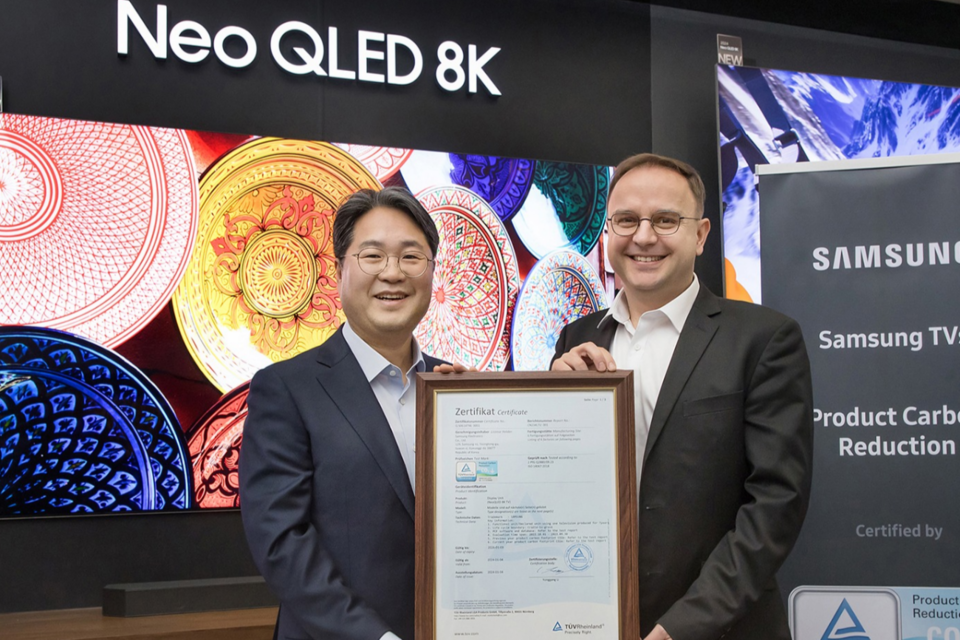 왼쪽부터 삼성전자 영상디스플레이사업부 김용재 부사장과 TUV 라인란드 프랭크 홀즈만(Frank Holzmann) 전기전자부문 글로벌 부사장이 ‘탄소 저감’ 인증 수여식에서 기념 촬영을 하고 있다. (사진=삼성전자)