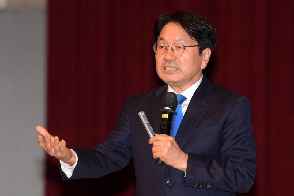 강기정 광주광역시장이 5일 오전 시청 대회의실에서 열린 '2월 정례조회'에 참석해 인사말을 하고 있다. (사진=광주광역시)