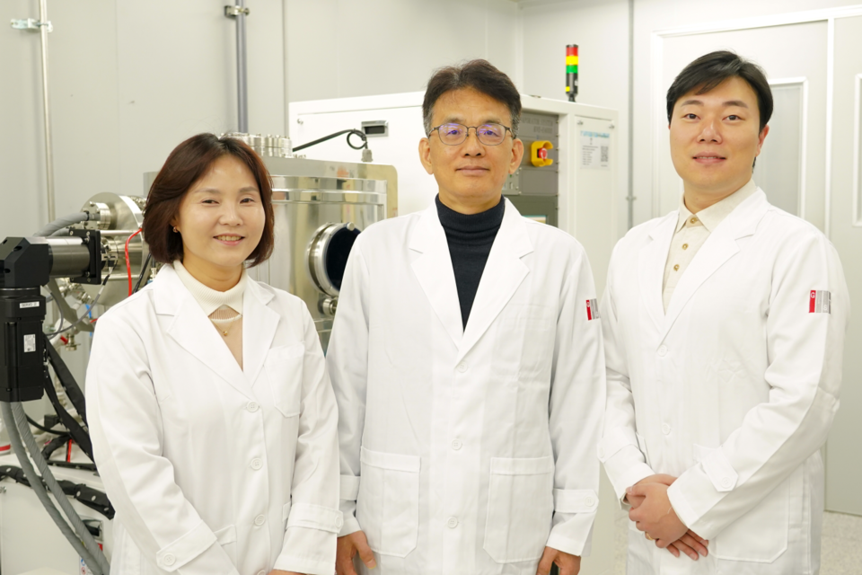 왼쪽부터 GIST 반도체공학과 신현진 교수, 이동선 학과장, 윤훈한 교수. (사진=지스트)