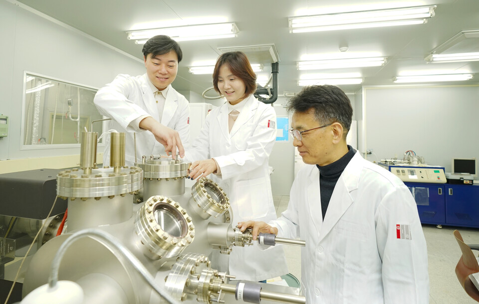 왼쪽부터 GIST 반도체공학과 윤훈한 교수, 신현진 교수, 이동선 학과장. (사진=지스트)