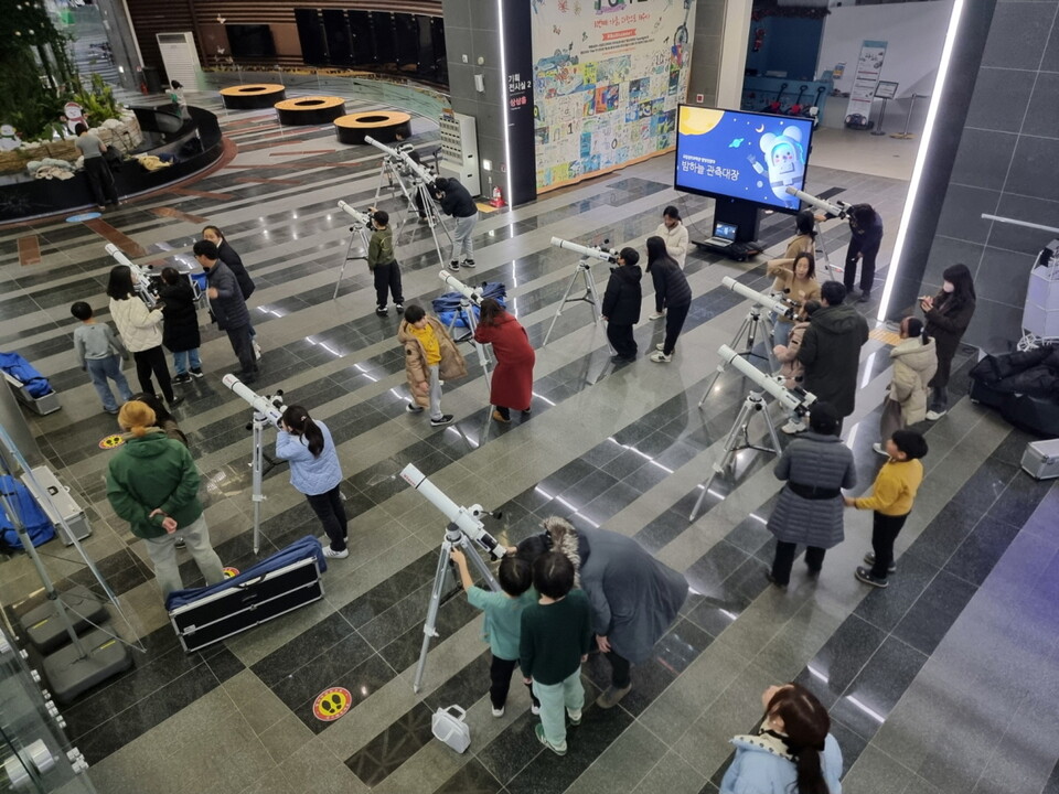 밤하늘 관측대장 천체망원경 교육모습. (사진=국립광주과학관)