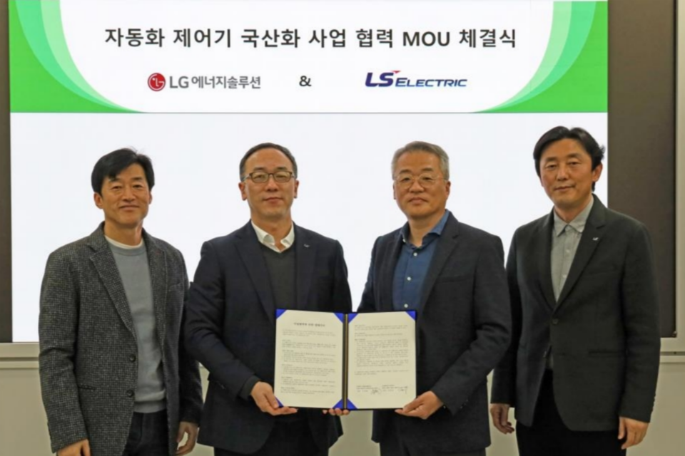 LS일렉트릭은 지난 5일 LG에너지솔루션 오창 에너지플랜트에서 LG에너지솔루션과 '배터리 공정 제어기 국산화 사업 추진을 위한 제휴협약'을 체결했다고 6일 밝혔다. (사진=LS일렉트릭)