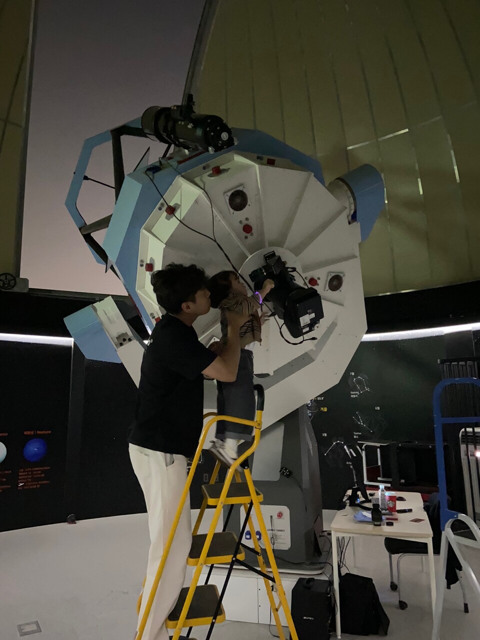 대형망원경으로 달 크레이터 보기. (사진=국립광주과학관)